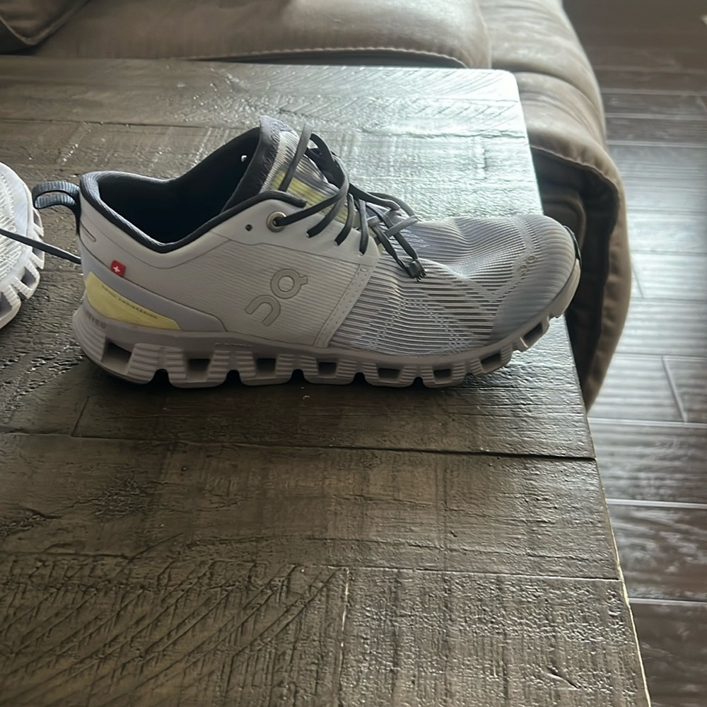 Women’s on cloud running shoe